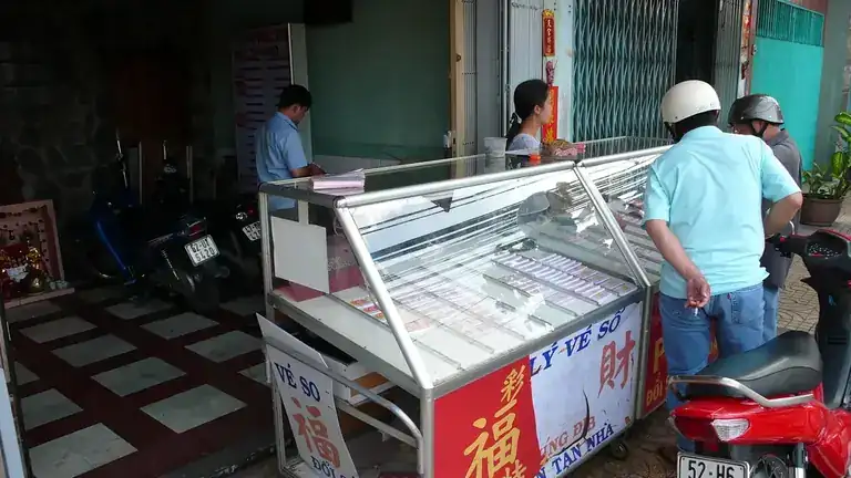 Quầy vé số với dãy vé xếp kín mặt kính